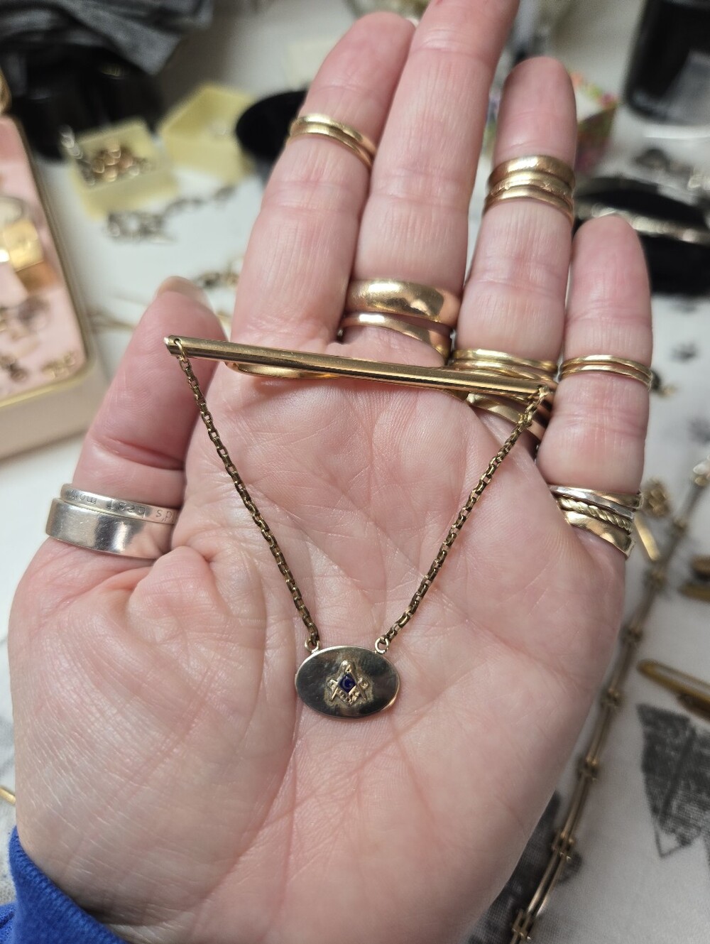 vintage gold-tone tie clip features a Masonic Square